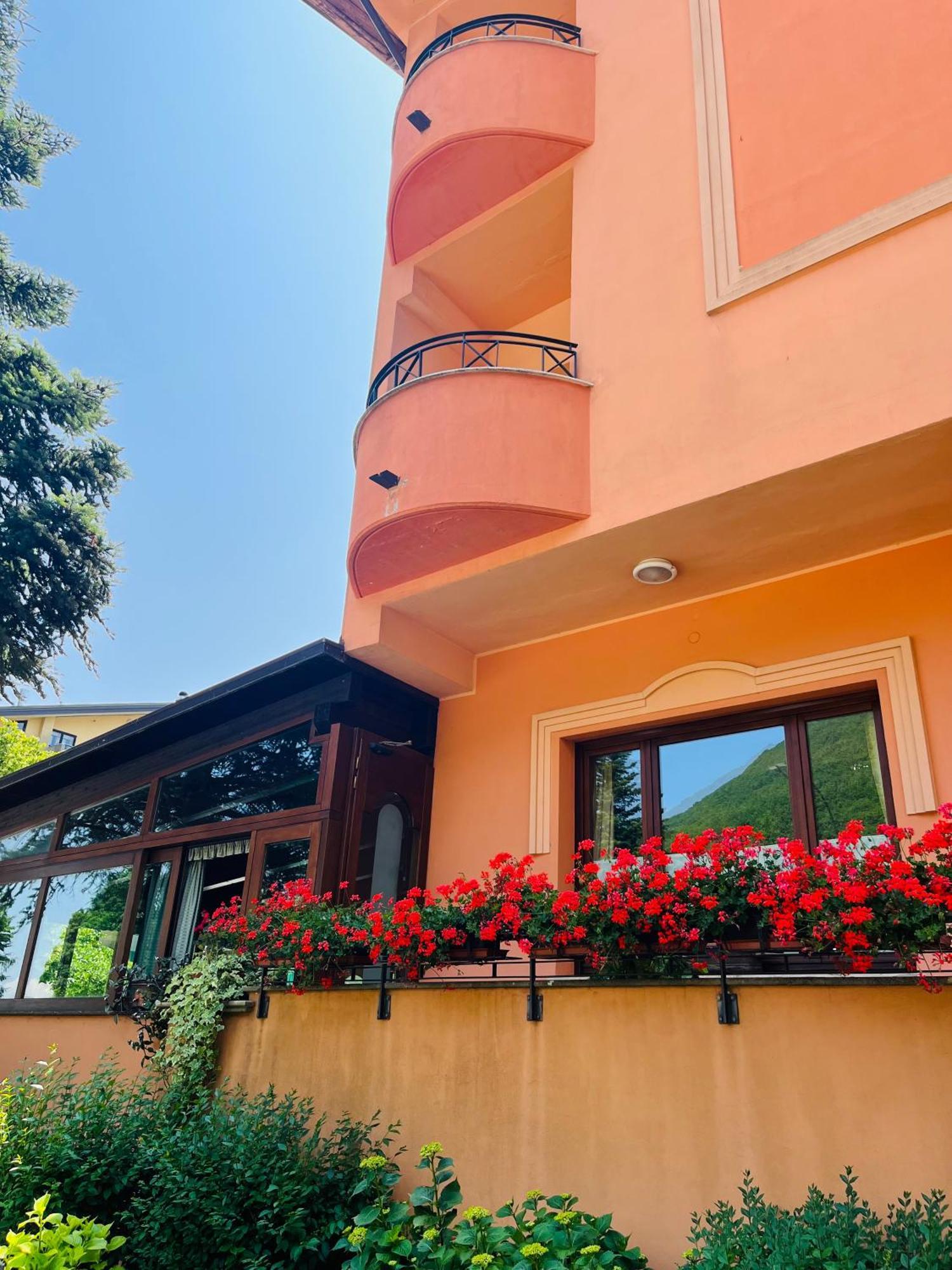 Hotel Ristorante Montenerone Apecchio Екстер'єр фото